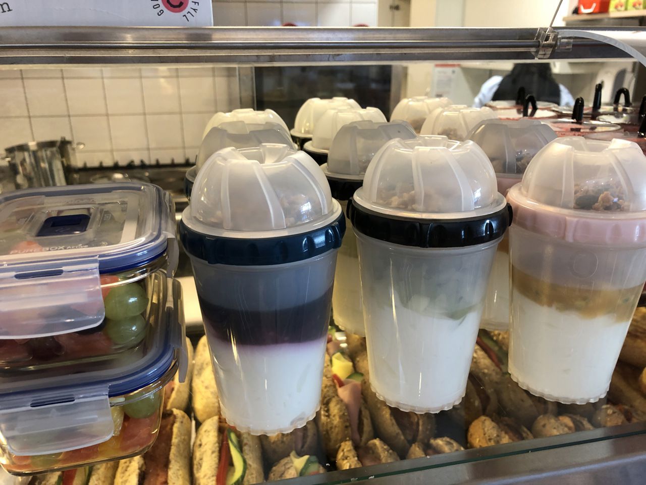 Utvalg av youghurt og frukt i kantina